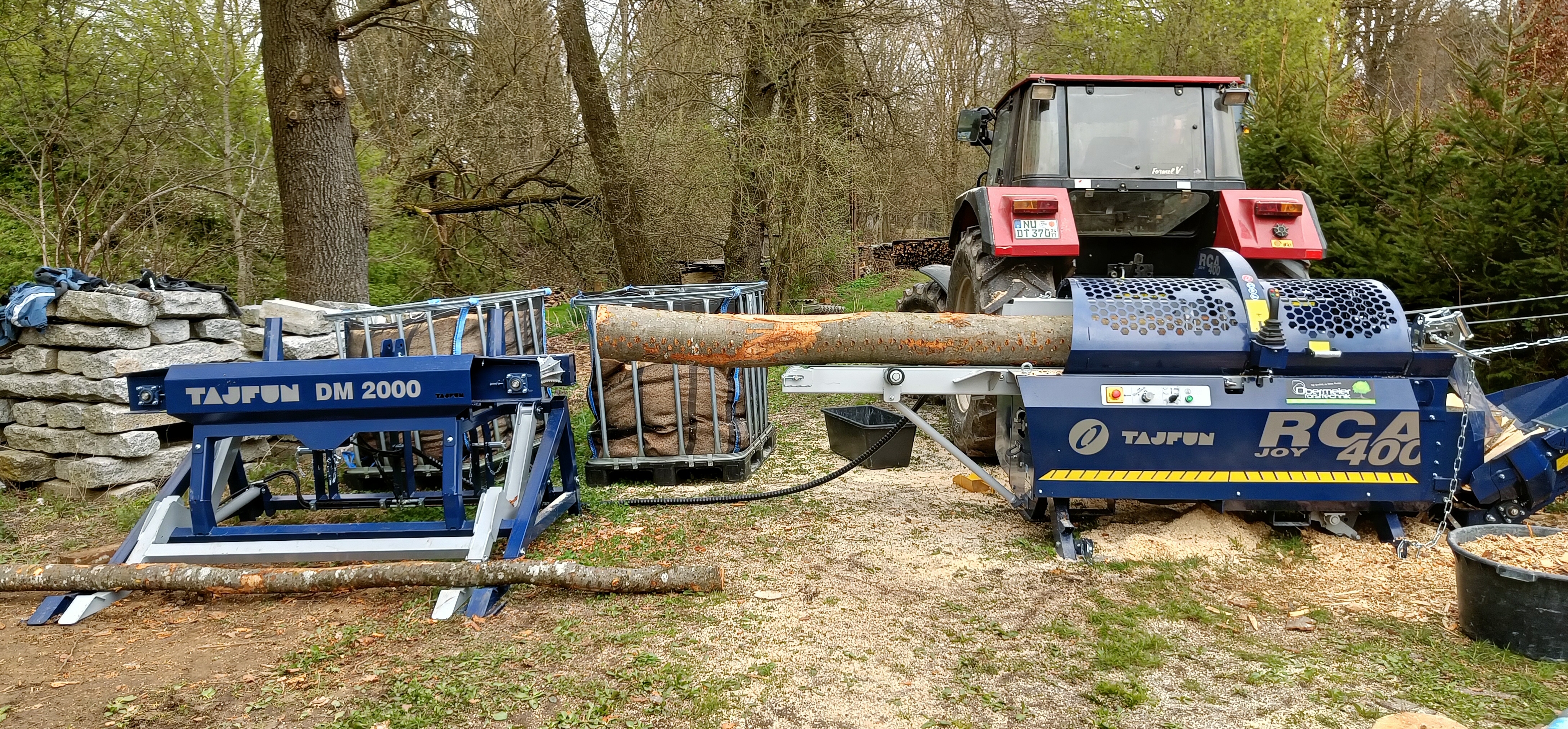 Lohnspaltarbeiten mit professionellem Sägespaltautomat